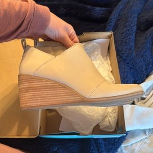 Toms Marta Beige Leather wedge bootie size 11